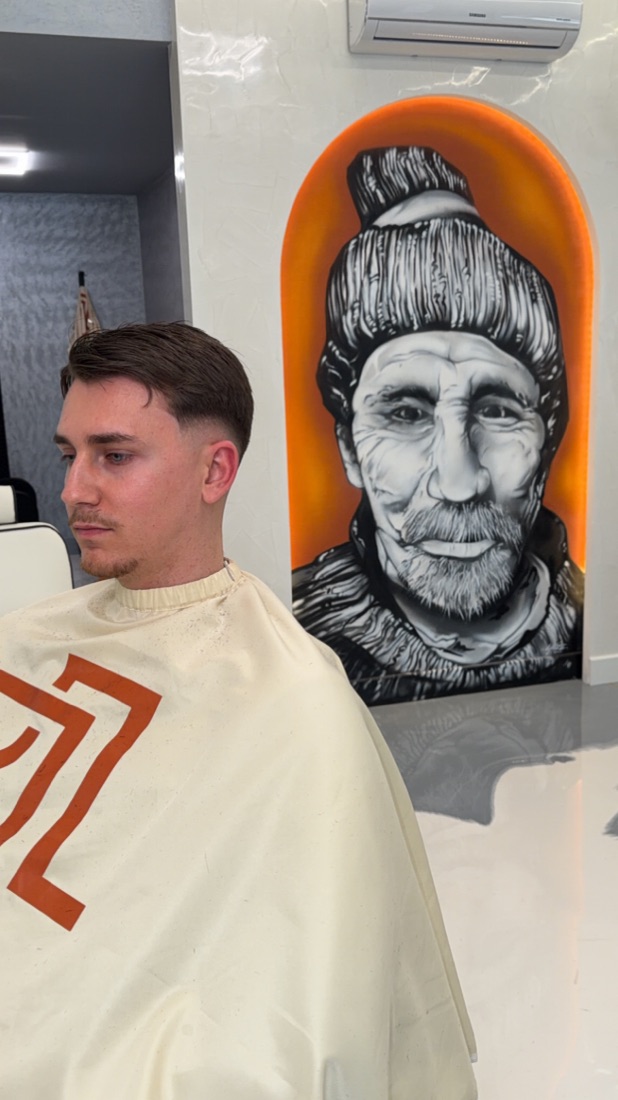 Coupe classique côté avec dégradé bas — Rijal Barber Club